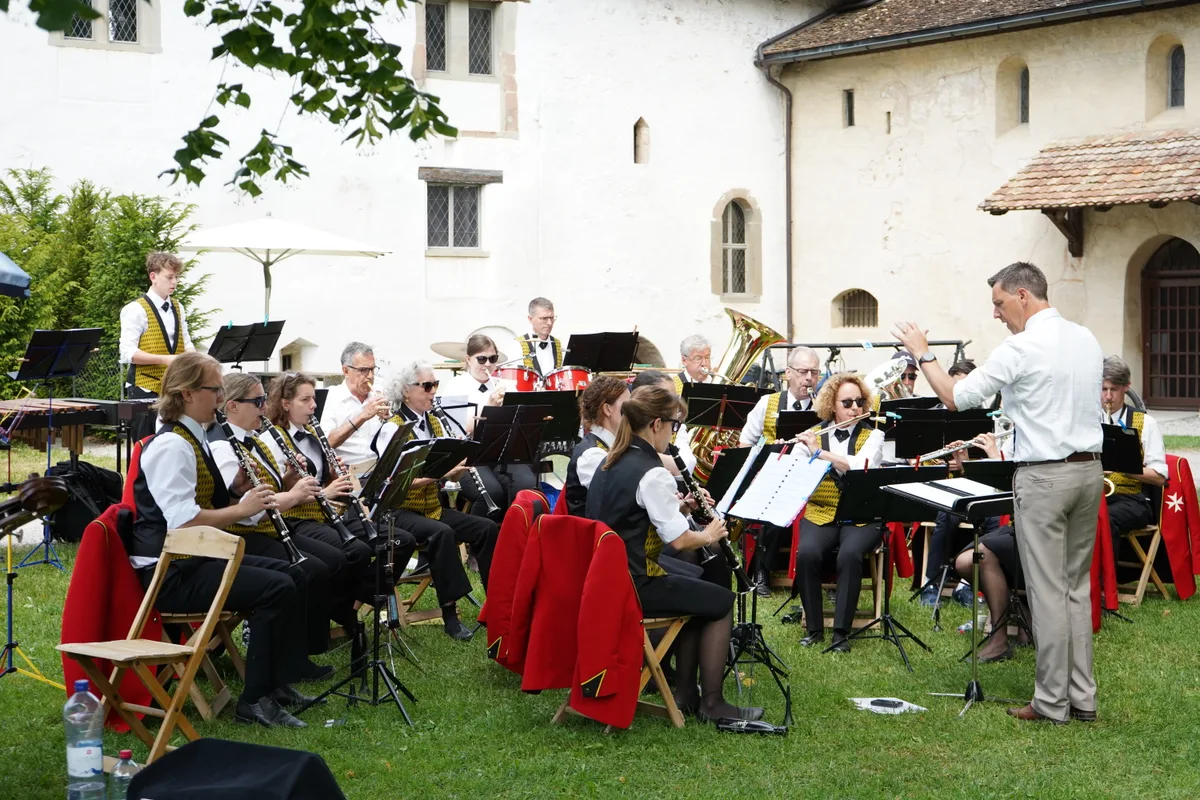 Man sieht Menschen in Trachten und tanzende Menschen am Maibaumtreffen in Bubikon.
